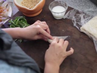 12、极简单做几个泰国爆竹虾,然后继续网上卷，到剩下三分之一的时候，沾上淀粉水，这里淀粉水起到类似胶水的作用