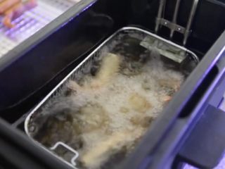 13、极简单做几个泰国爆竹虾,如果你家有像我一样的油炸机，可以设定175度，炸2-3分钟至表面金黄就够了。如果没有的话烧热一锅油，小火慢慢炸，看到表面呈金黄色就可以出锅啦