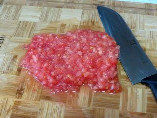 7、货真料足媲美必胜客的【海陆至尊披萨】,番茄洗干净，放沸水中烫一下，去皮，切成小细丁