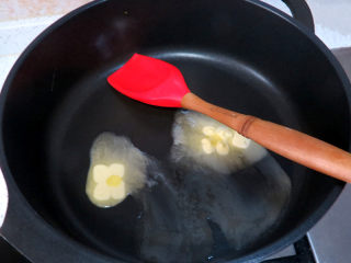 8、货真料足媲美必胜客的【海陆至尊披萨】,开火，炒锅烧热后，放入黄油融化