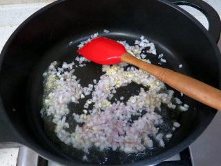 9、货真料足媲美必胜客的【海陆至尊披萨】,放入洋葱末和葱末，炒香