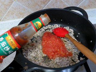 11、货真料足媲美必胜客的【海陆至尊披萨】,肉糜泛白以后放入番茄丁，番茄沙司大火翻炒