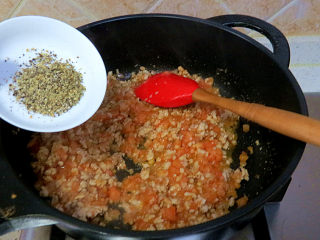 12、货真料足媲美必胜客的【海陆至尊披萨】,放入黑胡椒，披萨草，罗勒