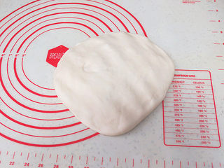 16、货真料足媲美必胜客的【海陆至尊披萨】,面团排气