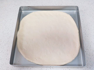 18、货真料足媲美必胜客的【海陆至尊披萨】,放入烤盘里