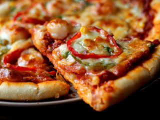 26、货真料足媲美必胜客的【海陆至尊披萨】,趁热享用哦~~