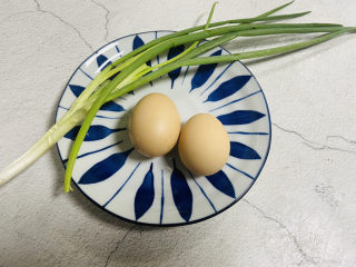 1、小葱炒鸡蛋,准备好食材