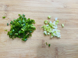 2、小葱炒鸡蛋,小葱洗净，葱白和葱叶分开切