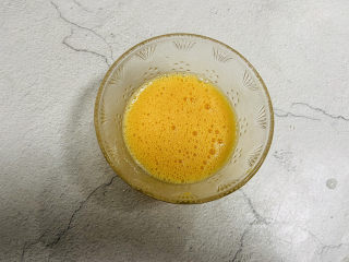 4、小葱炒鸡蛋,充分搅打均匀