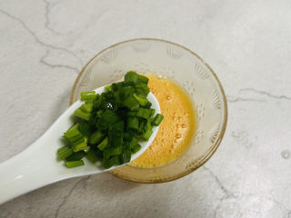 5、小葱炒鸡蛋,放入葱花