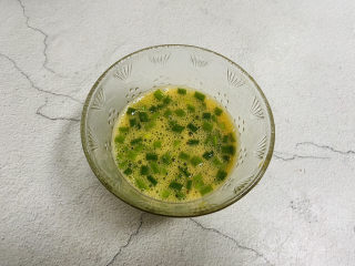 6、小葱炒鸡蛋,再次搅打均匀