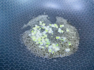 7、小葱炒鸡蛋,起油锅放入葱白小火炒出香味