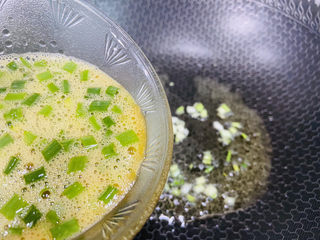 8、小葱炒鸡蛋,倒入鸡蛋液