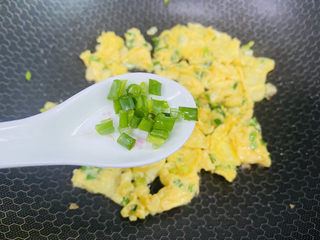 11、小葱炒鸡蛋,放入剩余的葱花翻炒均匀即可食用