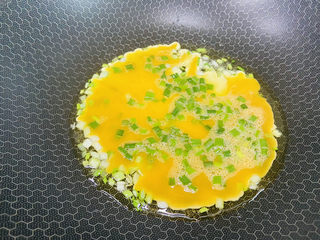 9、小葱炒鸡蛋,摊成圆形