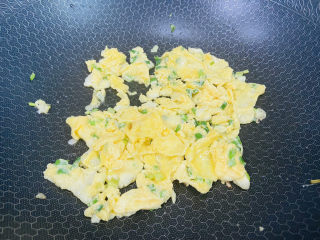 10、小葱炒鸡蛋,炒熟