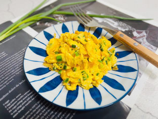 12、小葱炒鸡蛋,小葱炒鸡蛋，鲜香扑鼻！