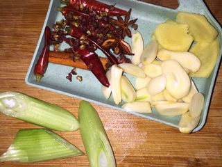 2、辣冬瓜排骨煲,香料清洗一下，控水备用，姜削皮蒜去皮清洗切片，葱绿切斜段