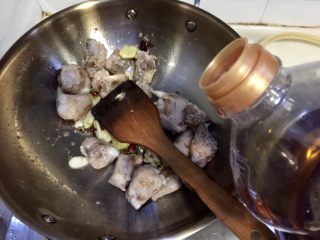 11、辣冬瓜排骨煲,淋上一勺料酒翻炒去腥