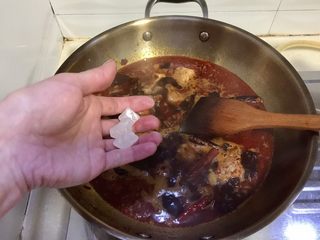 16、辣冬瓜排骨煲,大火烧开，加入三四颗冰糖搅拌让其溶解