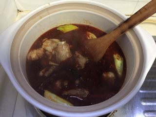 17、辣冬瓜排骨煲,转移入一大砂煲中，没有砂锅的亲也可用自家的炒锅或其他汤锅，我觉得砂锅或铸铁锅炖出来更香，烧开后转小火慢炖