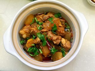 20、辣冬瓜排骨煲,最后大火收汁至自己喜欢的程度，我留的汤汁比较多，喜欢用汤汁泡饭，转到烧热的小沙煲中，撒上少许香叶，即可上桌开吃了