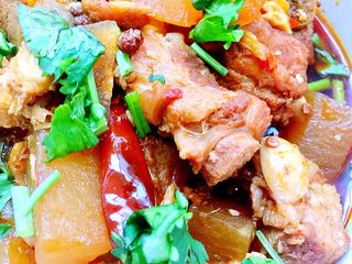 25、辣冬瓜排骨煲,排骨酥嫩入味，一咬即可脱骨，冬瓜软嫩多汁，超好吃，冬日寒冷，来一煲鲜香微辣的排骨煲补充能量吧^o^