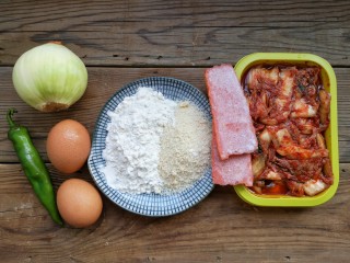1、韩式泡菜煎饼,准备食材。