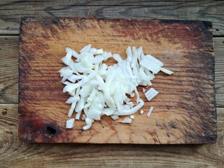 2、韩式泡菜煎饼,洋葱切丝。