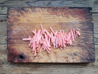 3、韩式泡菜煎饼,火腿切丝。