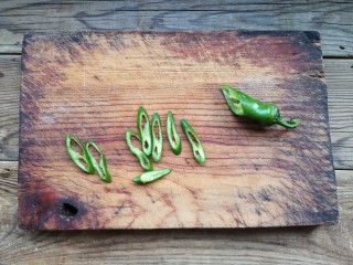 4、韩式泡菜煎饼,青椒斜刀切圈。