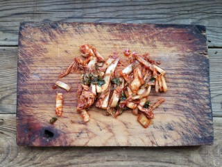 5、韩式泡菜煎饼,辣白菜切丝。