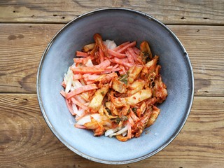 6、韩式泡菜煎饼,将所有切好的食材放入容器中。