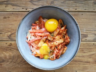 7、韩式泡菜煎饼,磕入两个鸡蛋。