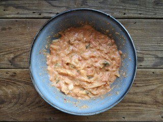 8、韩式泡菜煎饼,再加入面粉和面包糠，辣白菜的汤汁也一起倒入。