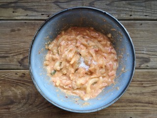 9、韩式泡菜煎饼,加一丢丢白糖搅拌均匀至无颗粒的粉糊状。