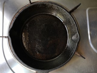 10、韩式泡菜煎饼,平底锅预热，刷一层薄油。