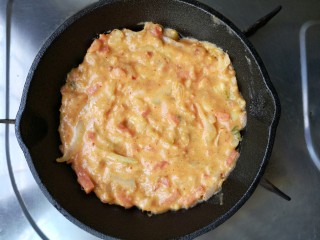11、韩式泡菜煎饼,锅内加入适量的粉糊，薄薄平铺一层。