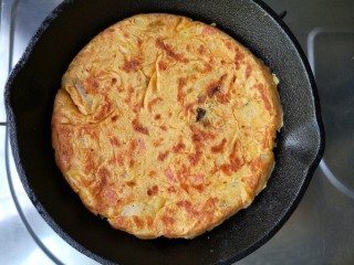 13、韩式泡菜煎饼,一面焦脆后翻面烙另一面。