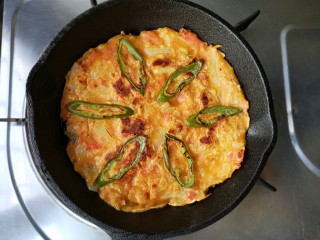 14、韩式泡菜煎饼,待两面都金黄焦脆即可出锅。