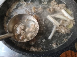 3、冬至美食 家常红烧牛肉,大火煮开后焯2-3分钟，捞出血沫。