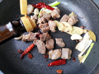 8、冬至美食 家常红烧牛肉,加入适量的味极鲜酱油，红烧酱油。