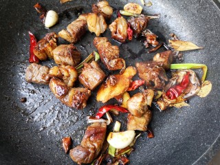 9、冬至美食 家常红烧牛肉,翻炒均匀至牛腩上色。