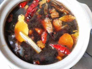 11、冬至美食 家常红烧牛肉,煮开后移入砂锅中，如果这时汤不够多可适量加入开水，中小火加盖焖40-60分钟。