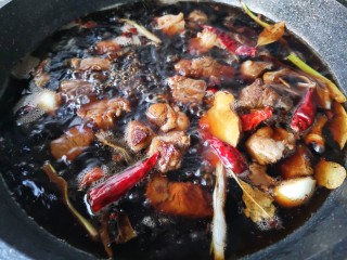 10、冬至美食 家常红烧牛肉,将焯牛腩的水倒回锅中，大火煮开。