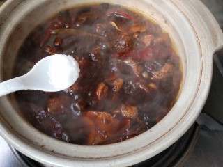 12、冬至美食 家常红烧牛肉,至牛肉酥烂，开盖加入适量的盐，鸡精，再中小火加盖焖15分钟左右。