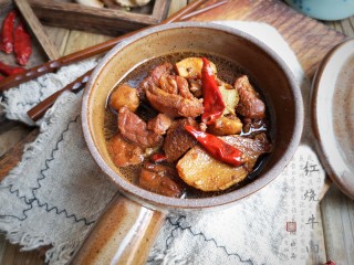 15、冬至美食 家常红烧牛肉,寒冬食牛肉，有暖胃作用，为寒冬补益佳品。