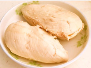 3、手撕鸡胸肉,把焯好的鸡胸肉捞出来，用温水清洗干净