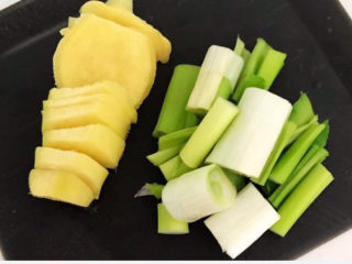 5、手撕鸡胸肉,鲜姜切成小片，大葱切成小段