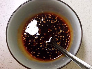 10、手撕鸡胸肉,调制碗汁：碗里加入生抽，蚝油，香醋，芝麻油和红辣油，调匀即可，碗汁调好了备用